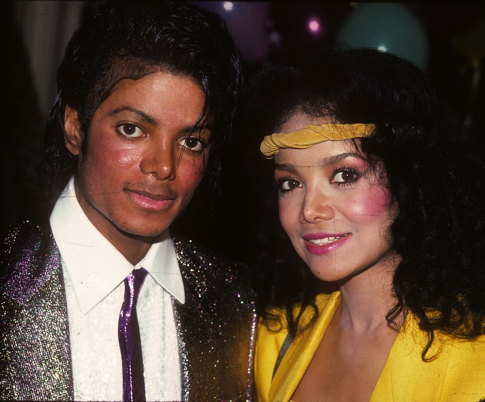 Michael Jackson ao lado e La Toya em 1984 — Foto: Getty Images