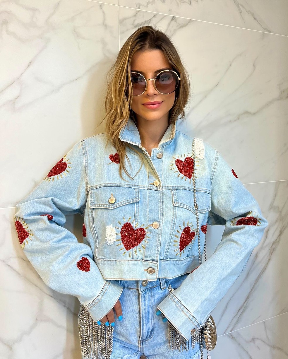 A jaqueta jeans é o destaque central desse visual, sendo combinada com calças, saias ou shorts jeans para compor um look moderno e estiloso — Foto: Reprodução/Instagram @everclaireofficial