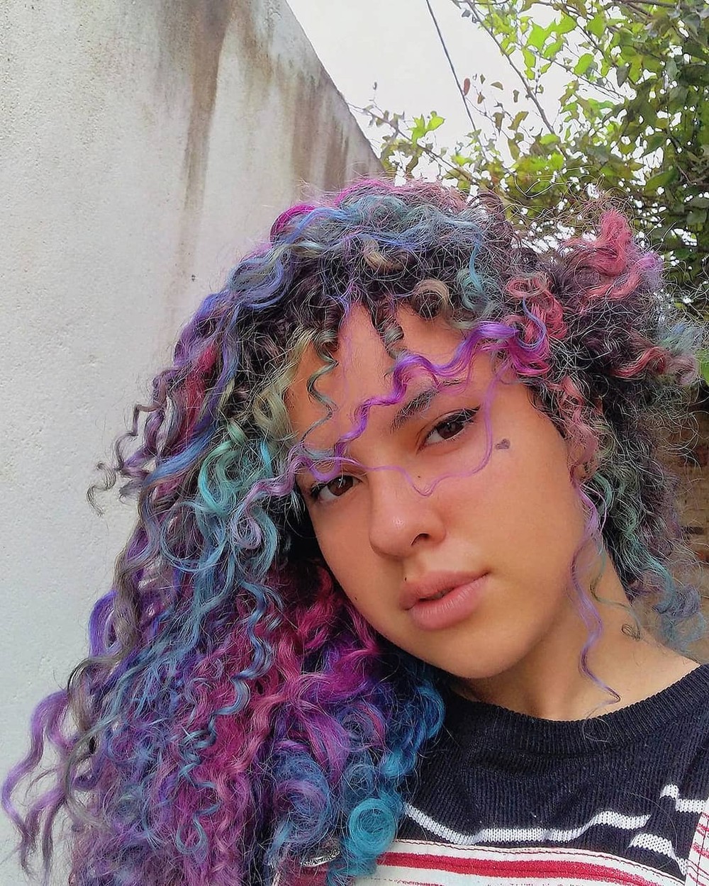 Cabelos cacheados pintados de azul: 11 inspirações para aderir a cor