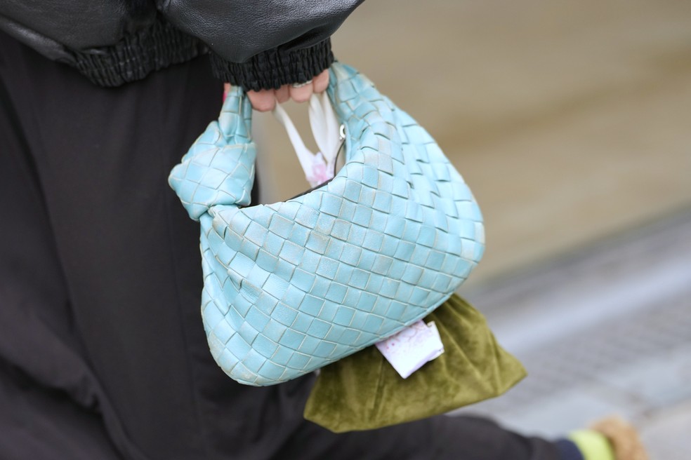 Dose dupla: como usar duas bolsas no mesmo look — Foto: Getty Images