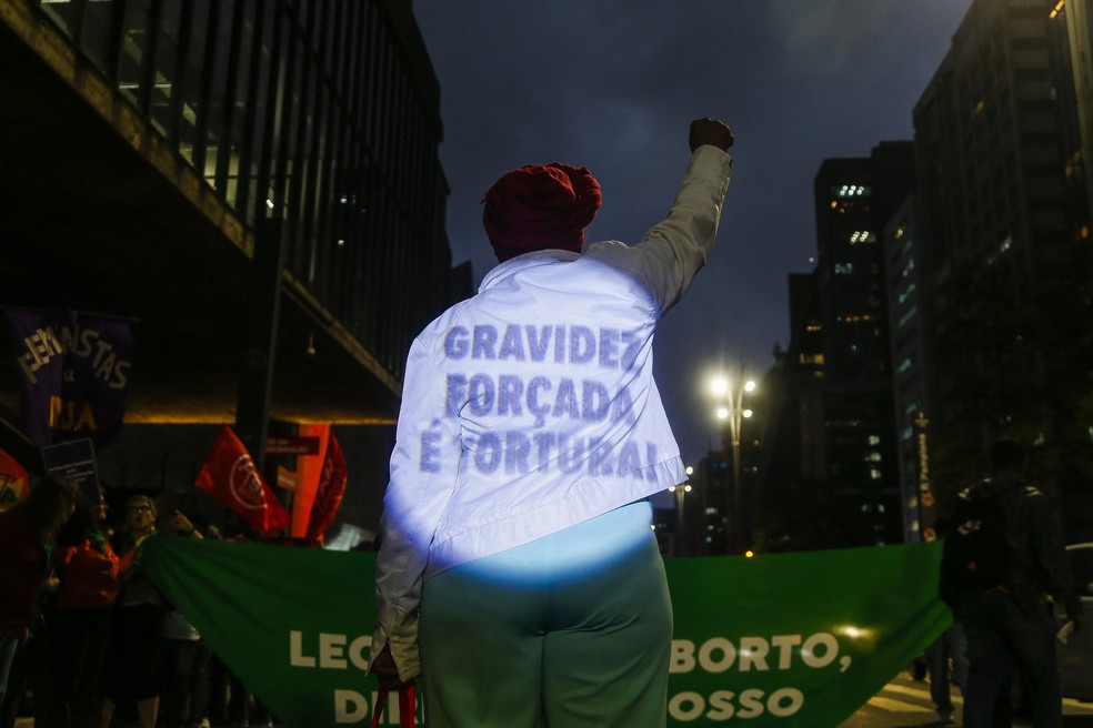 Manifestante em protesto em defesa do aborto legal, em São Paulo, 28 de setembro de 2023 — Foto: Miguel Schincariol/AFP/Getty Images