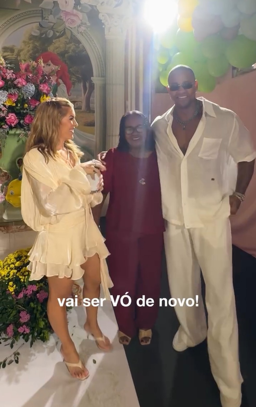 Lore Improta e Leo Santana contando para a mãe do cantor que ela será avó de novo — Foto: Reprodução/Instagram