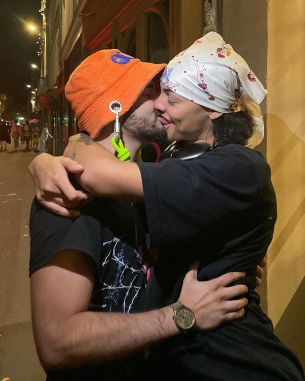 Pabllo Vittar posa só de toalha e compartilha foto de 'beijão' em novo dump