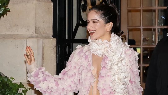 Rosalía vive fase fashionista com tutu, sapatilha e looks de passarela