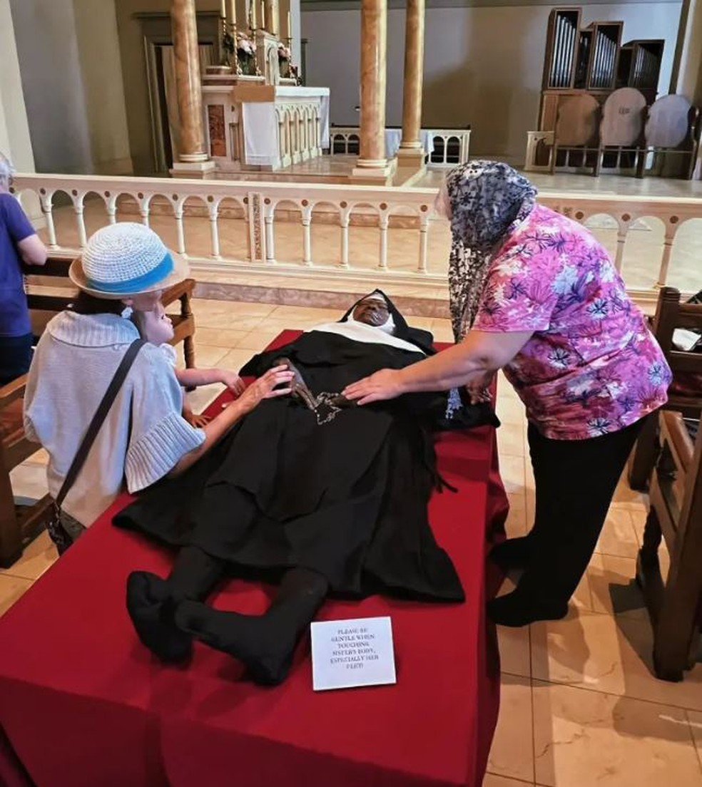 Corpo de freira surge intacto 4 anos depois de sua morte — Foto: reprodução/ Facebook / Stephanie Lynn