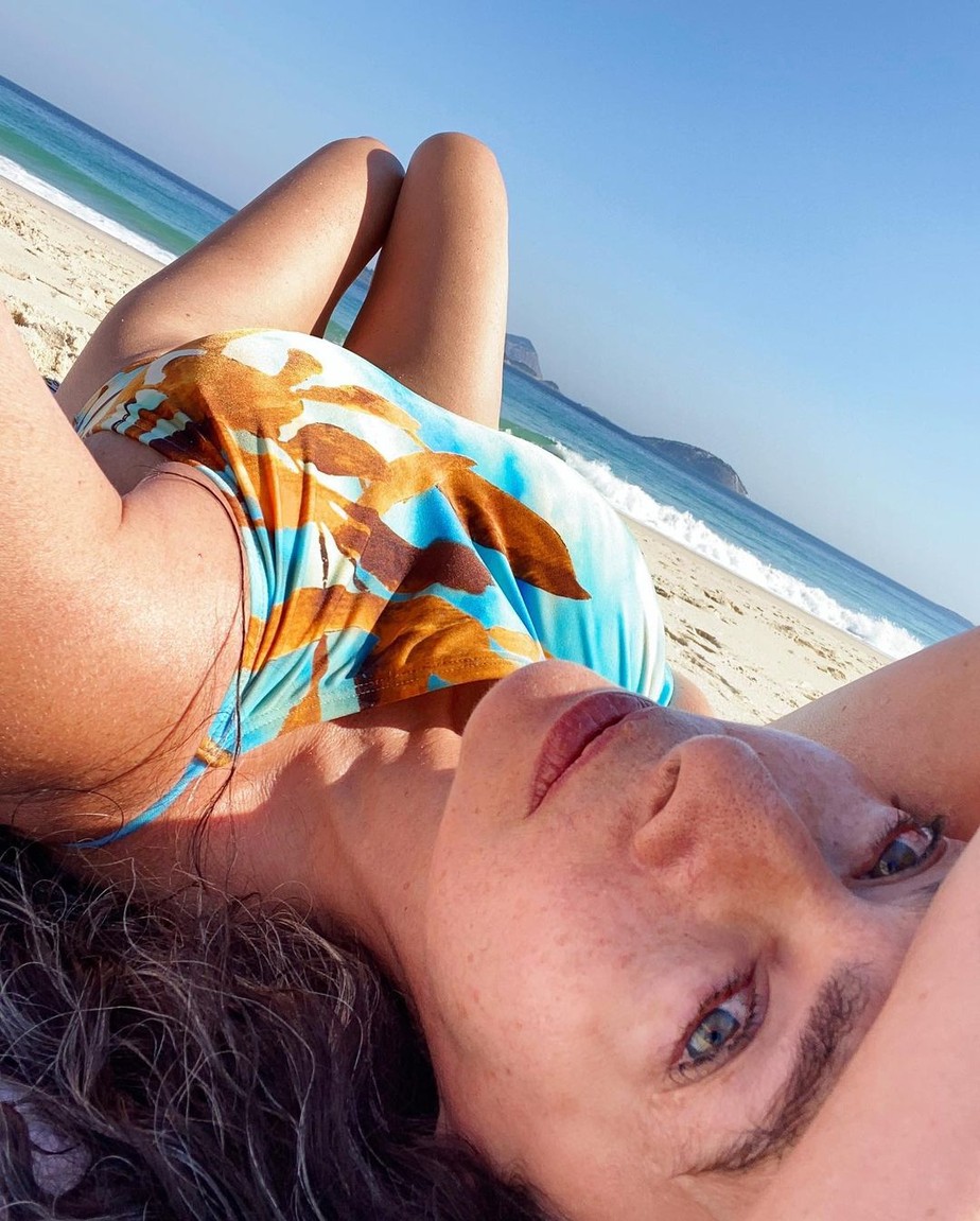 Claudia Ohana posta clique relaxando na praia