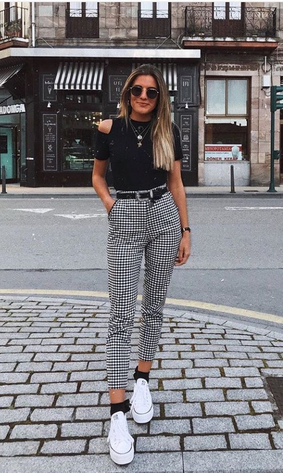O tênis dá um toque de modernidade, e o look se torna uma opção confortável e estilosa para um dia de trabalho ou um evento casual chic — Foto: Reprodução/Pinterest @guitamoda