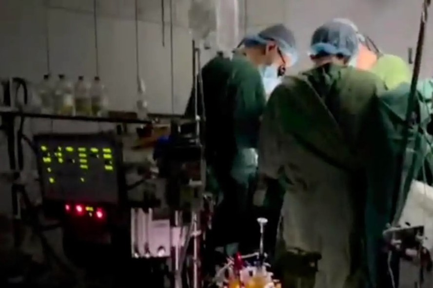 Cirurgiões ucranianos operam criança no escuro após ataques com mísseis