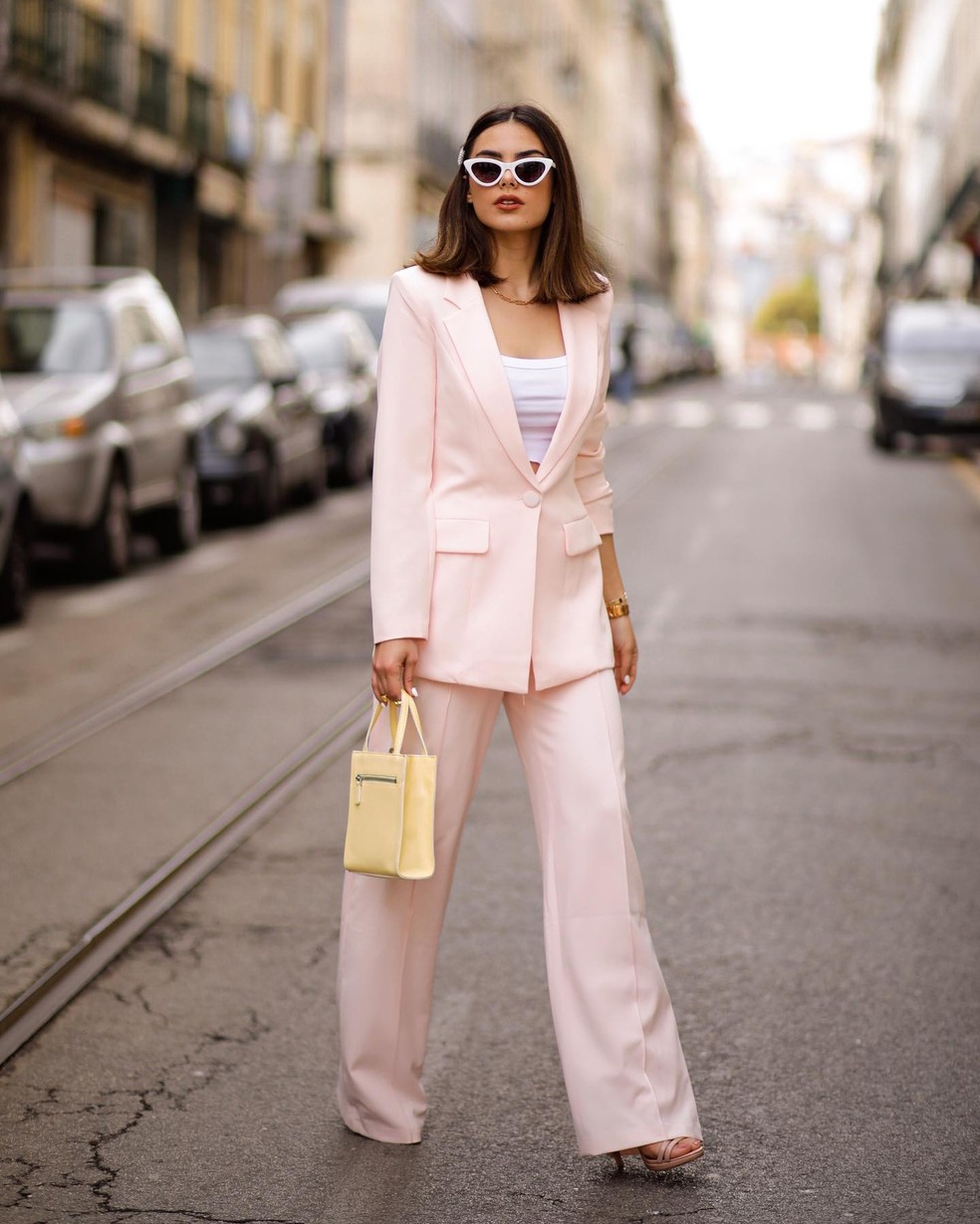 Calça pantalona colorida é perfeito para dar um toque de cor para o seu visual moderno e estiloso. — Foto: Reprodução/Instagram @ines.campos.costa