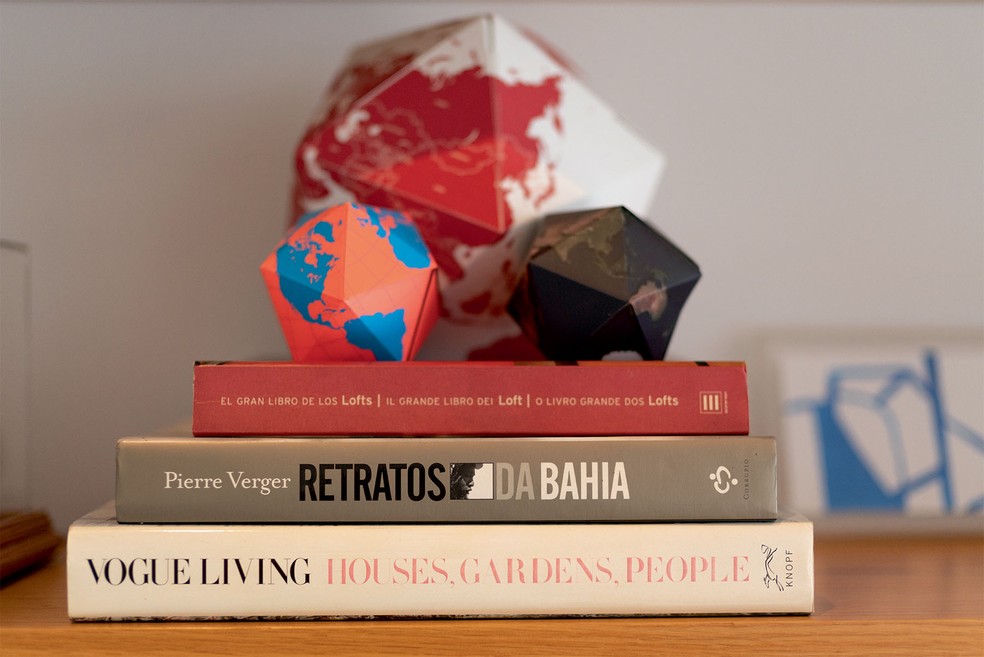 Livros e objetos trazidos de viagem — Foto: Mayra Azzi
