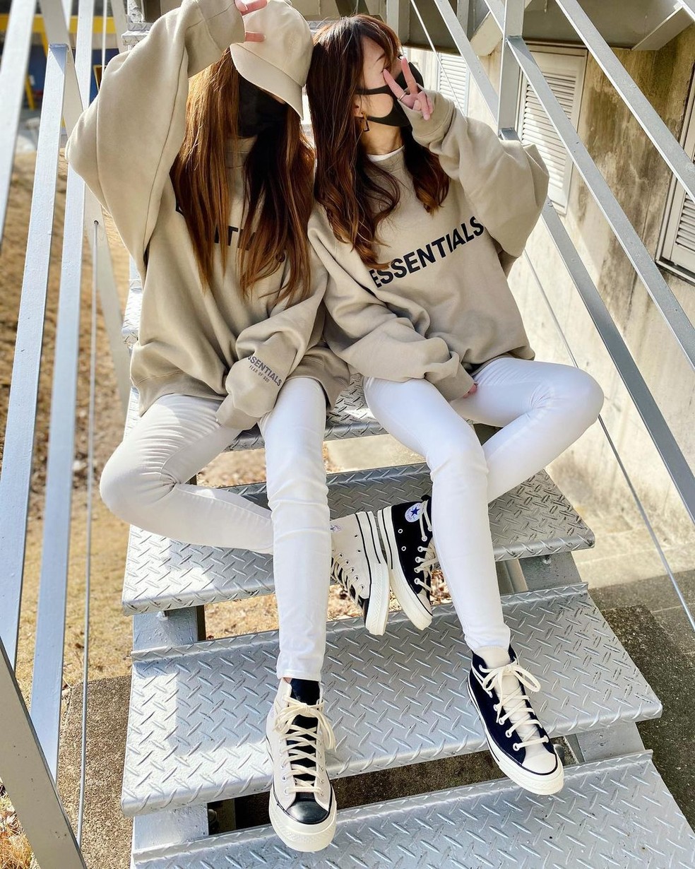 Se você quiser destacar mais o tênis, pode escolher um look monocromático em tons neutros, como bege, cinza ou marrom, e usar um All Star de cor contrastante, como vermelho ou azul — Foto: Reprodução/Instagram @_maaaiii_1828