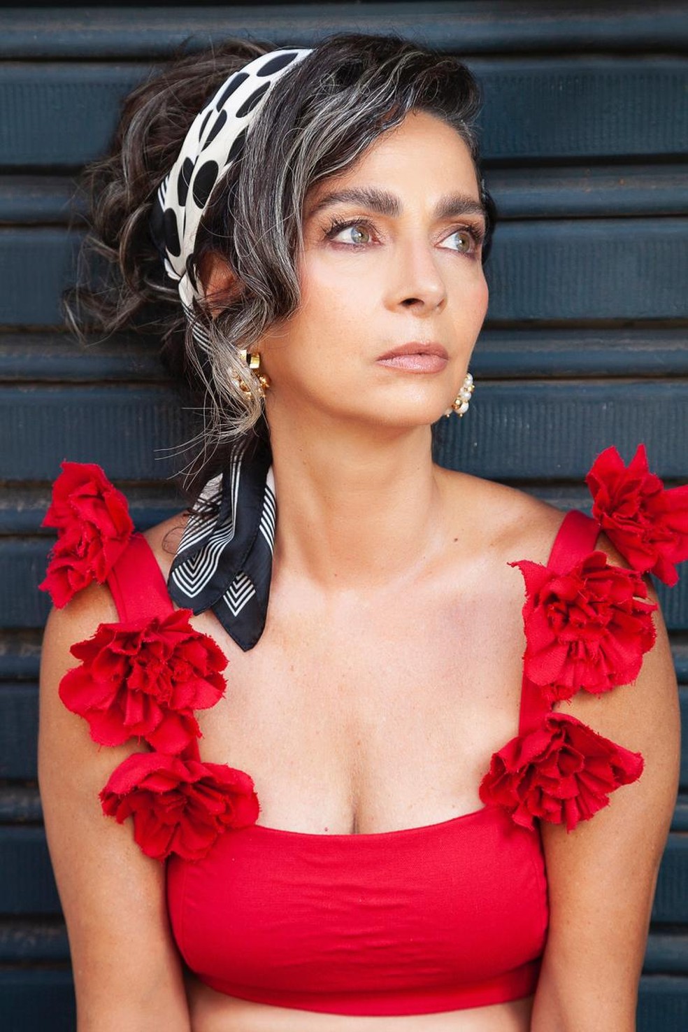 A atriz diz que ama as mechas brancas do cabelo — Foto: Muraca/Divulgação