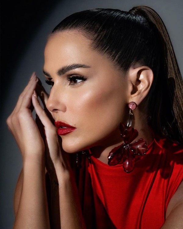 Deborah Secco se despede do mês de agosto com galeria de fotos fashionista