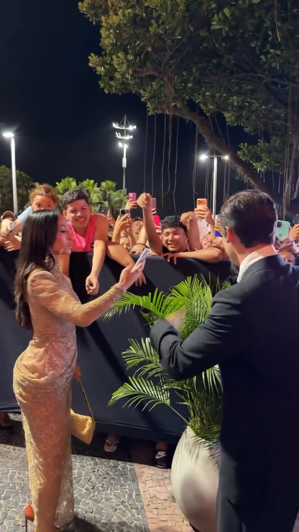 Ovacionada pelos fãs, Sabrina Sato dá show de simpatia nos bastidores de evento: 'E aí, gente?' — Foto: Reprodução/Instagram