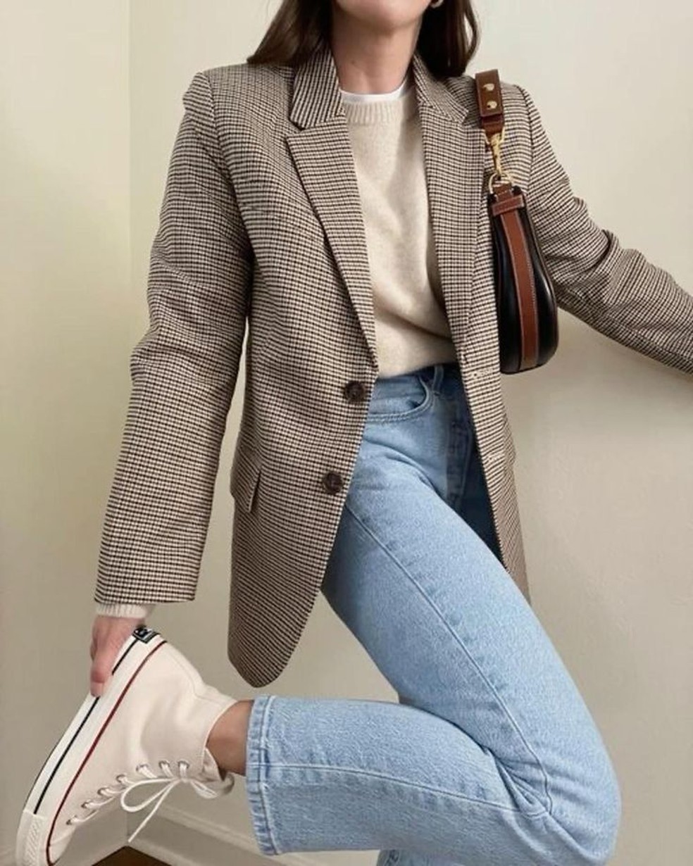 Adicione acessórios minimalistas, como brincos pequenos ou uma bolsa estruturada, para completar o visual — Foto: Reprodução/Pinterest @that_it_girl_