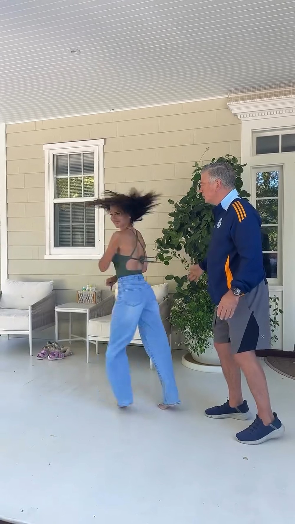 Pais de 7 filhos, Hilaria Baldwin recria cena de 'Dirty Dancing' ao