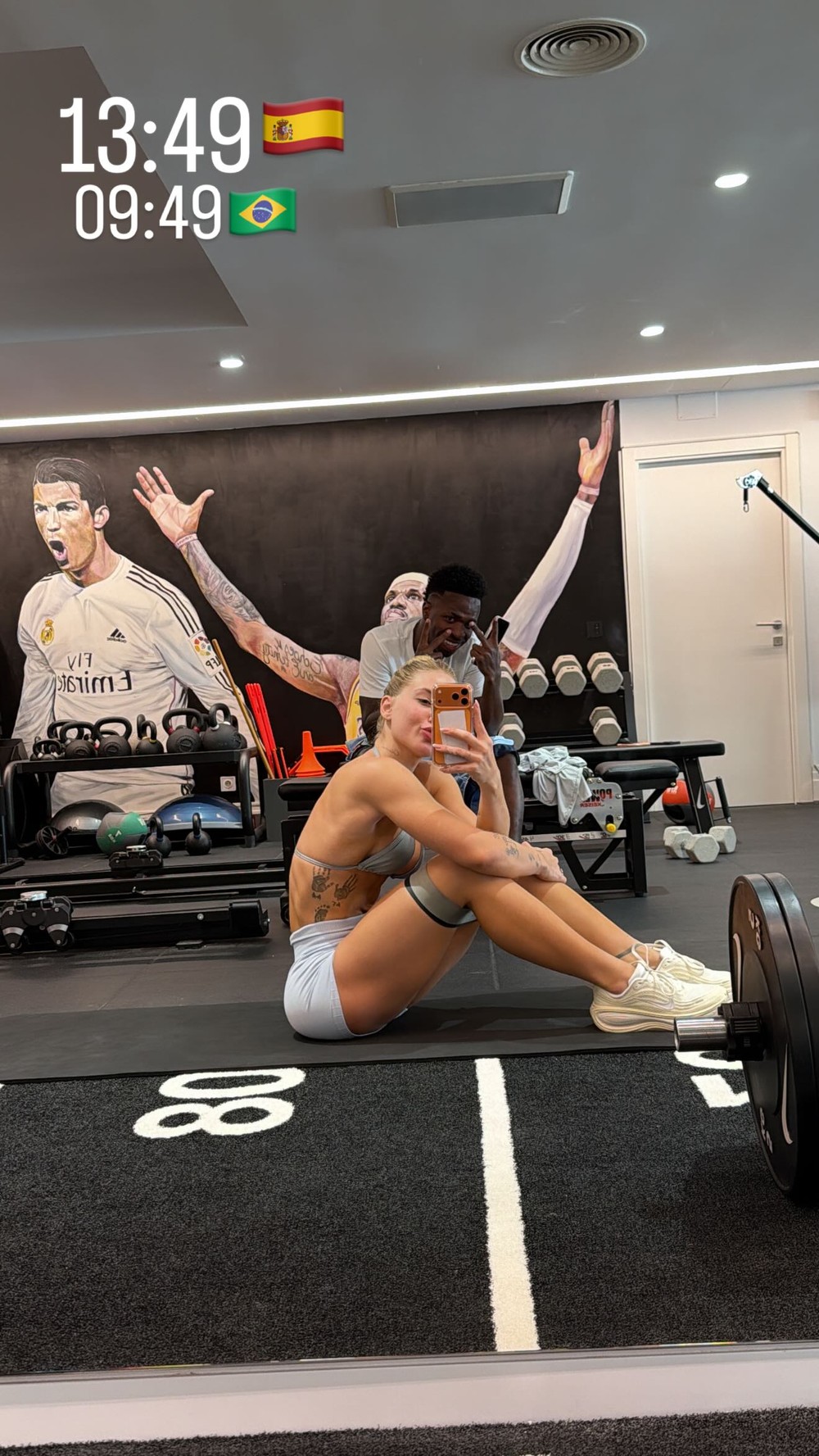 Focada! Virginia posa com Vini Jr após treino na academia de sua mansão