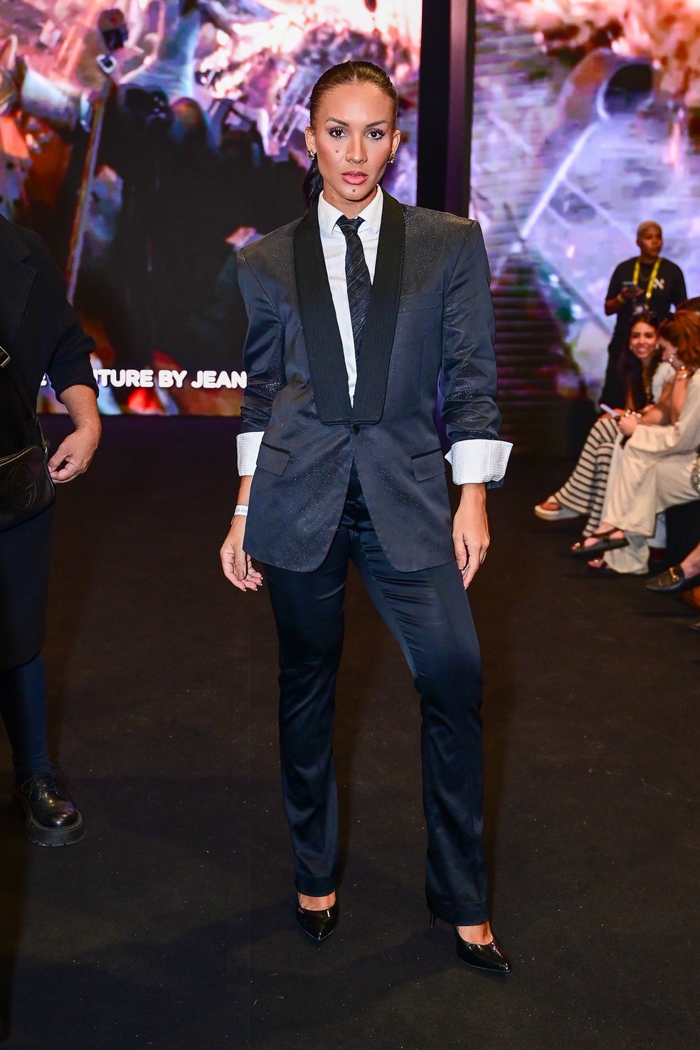 Isabelle Nogueira no Rio Fashion Week (RIOFW) — Foto: Webert Belicio / Agnews