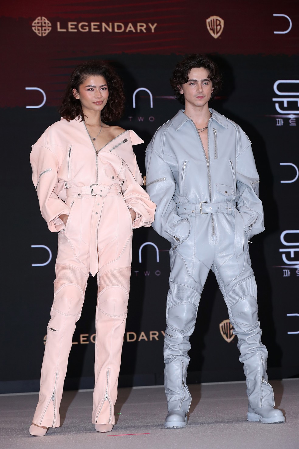 Zendaya e Timothée Chalamet looks igual de marca masculina coreana de "Duna 2" na Coreia do Sul — Foto: Getty Images