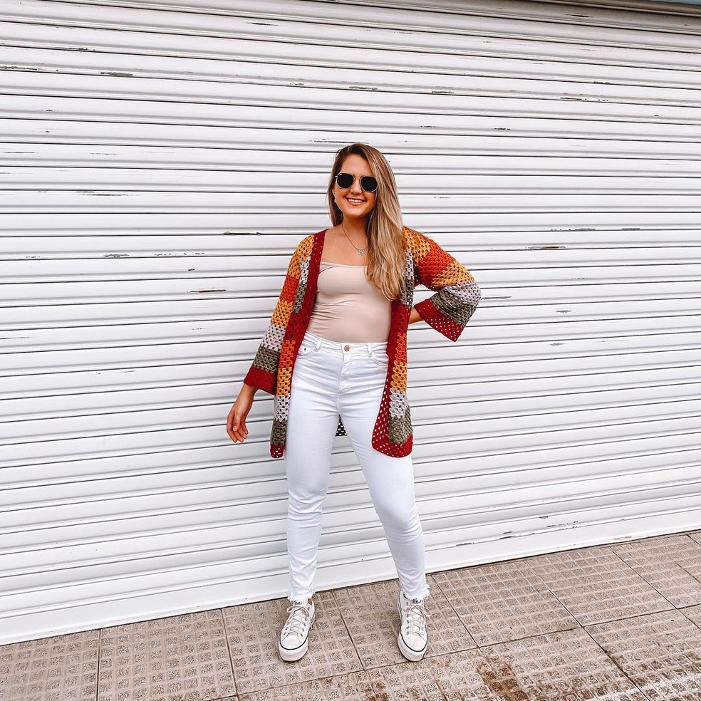 Uma das combinações mais populares e fáceis de montar é o look com jeans e camiseta — Foto: Reprodução/Instagram @milenekuhn