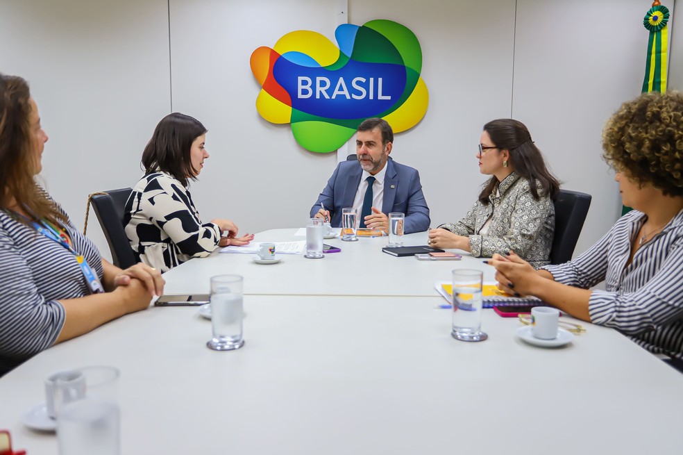 A deputada federal S&acirc;mia Bomfim e o presidente da Embratur Marcelo Freixo em reuni&atilde;o para tratar de pol&iacute;tica nacional de prote&ccedil;&atilde;o a mulheres que viajam sozinhas &mdash; Foto: Renato Vaz/Embratur