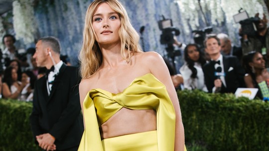 Recortes, transparências e barriga de fora: pele à mostra é tendência no Met Gala 2026
