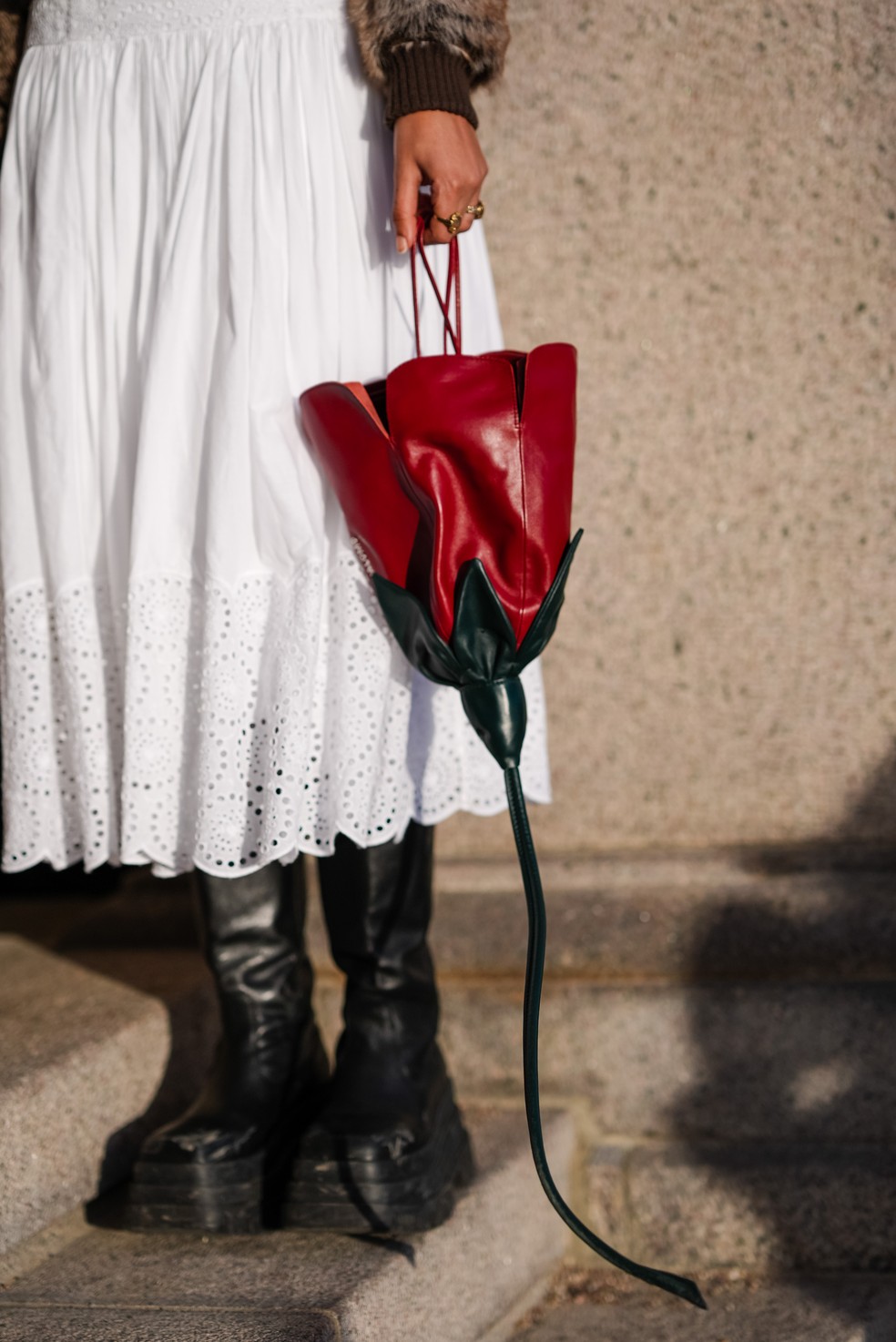 Copenhagen Fashion Week tem street style com sobreposições, jeans, monocromáticos e, acima de tudo confortáveis: os destaques são as bolsas carregadas pelas convidada — Foto: Getty Images