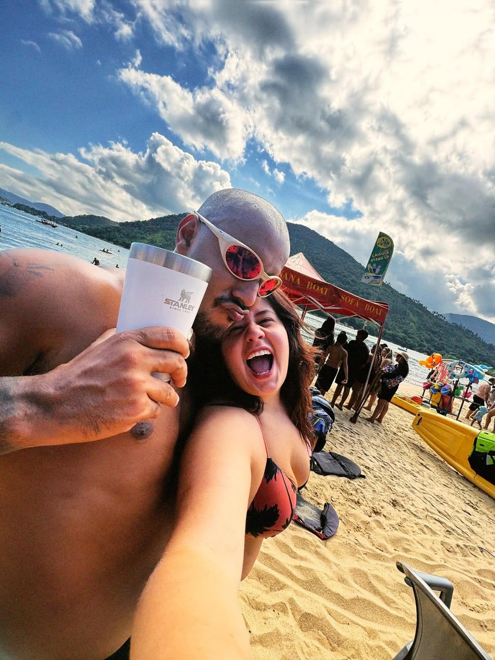 Karol Lannes na praia com amigo — Foto: Reprodução/ Instagram @karollannes_