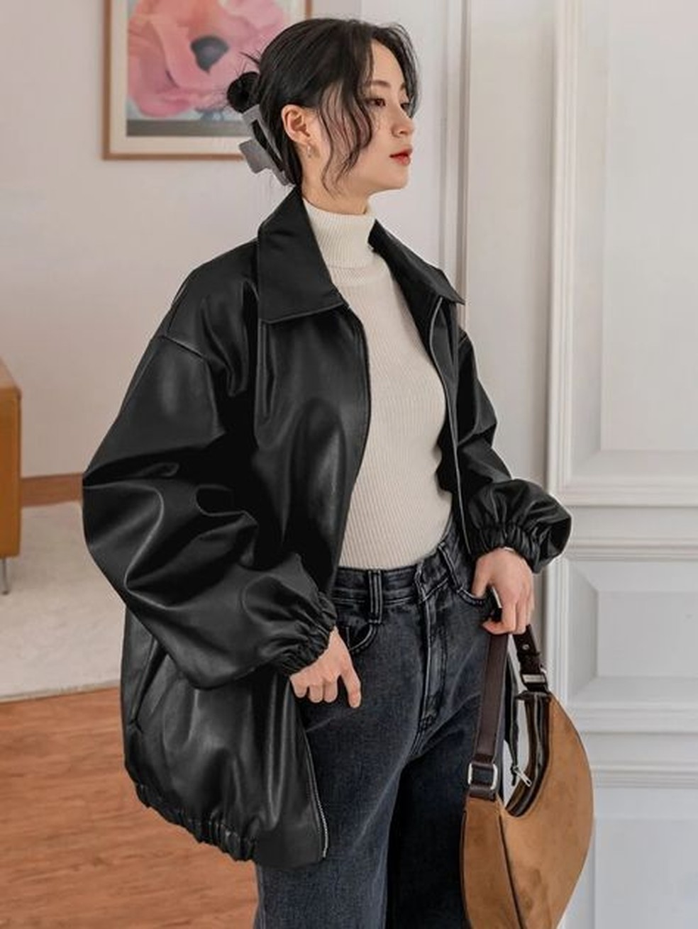 Prático e versátil, o look com jaqueta de couro e calça jeans é uma das combinações mais clássicas do mundo da moda. — Foto: Reprodução/Pinterest @Shein