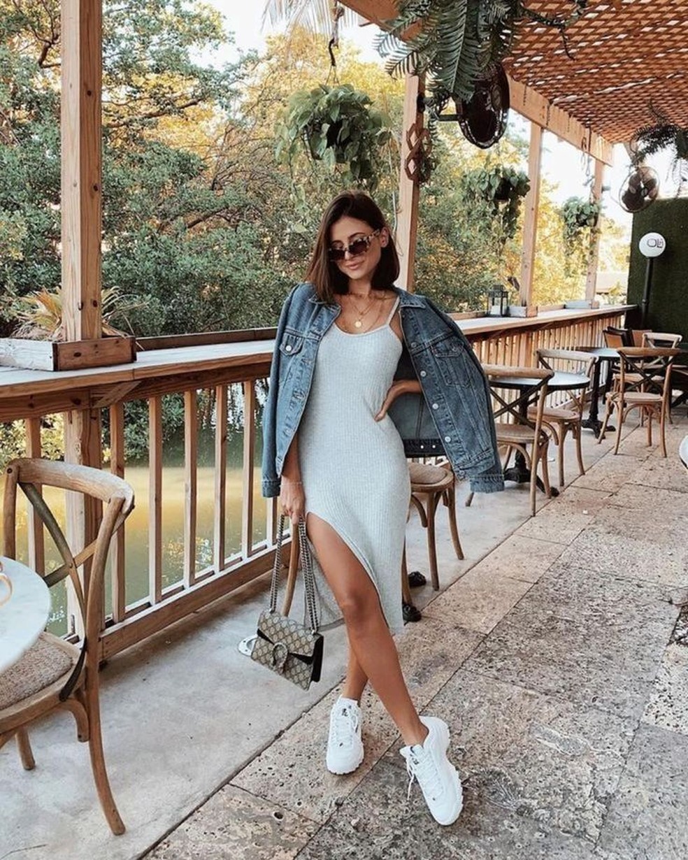 Não subestime o poder dessa combinação para eventos noturnos. Um vestido mais estruturado, como um vestido de cocktail ou um vestido de festa, pode ganhar um toque moderno e inesperado quando combinado com tênis branco — Foto: Reprodução/Pinterest @Alerrandra_Rebeca