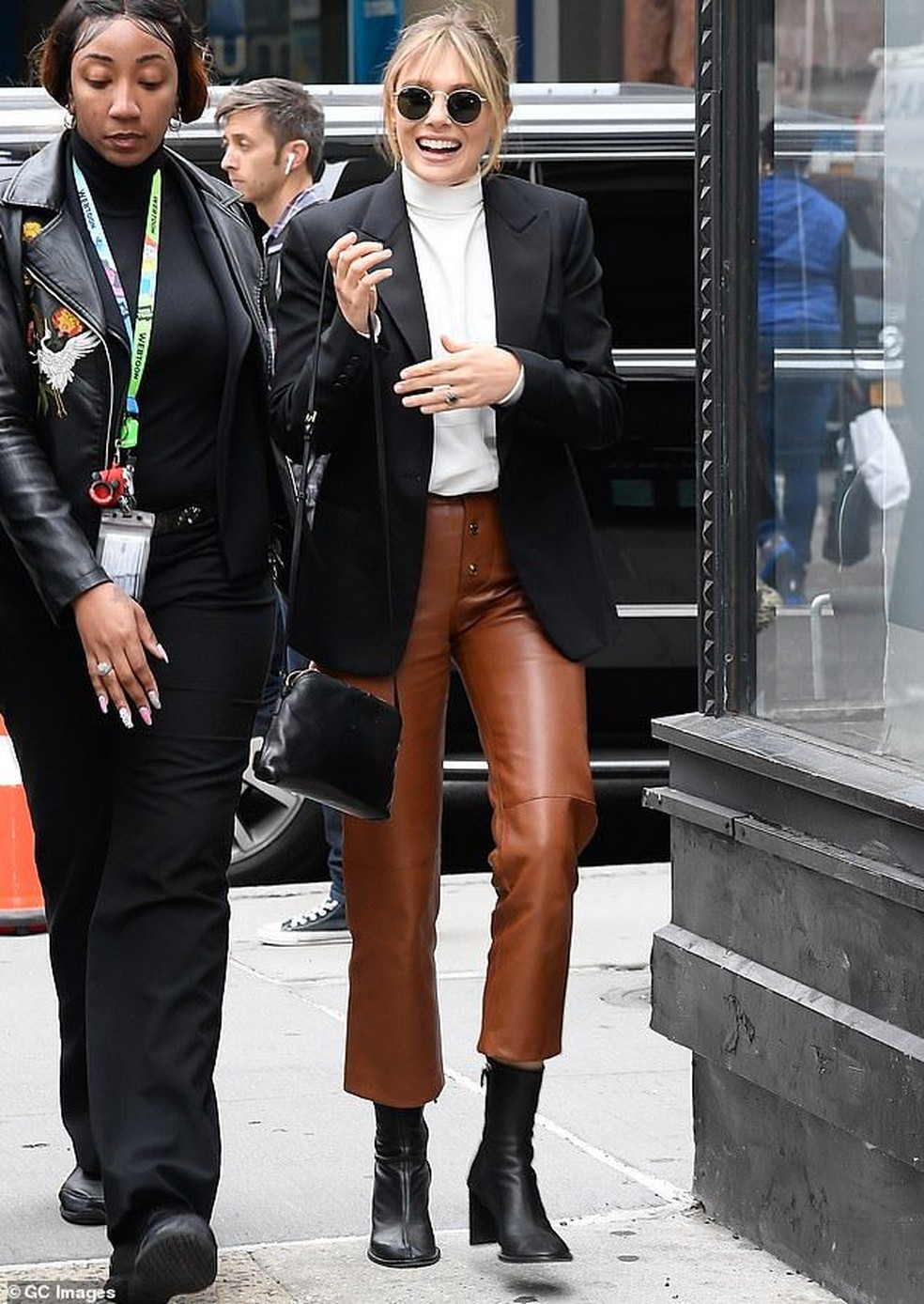 Bota e calça de couro são a combinação perfeita para um look marcante. — Foto: Reprodução/Pinterest @dailymail