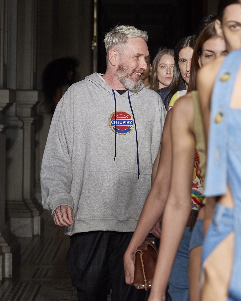 Herchcovitch na fila final de desfile de outono verão 2025 da marca Herchcovitch;Alexandre — Foto: Divulgação @ze_takahashi
