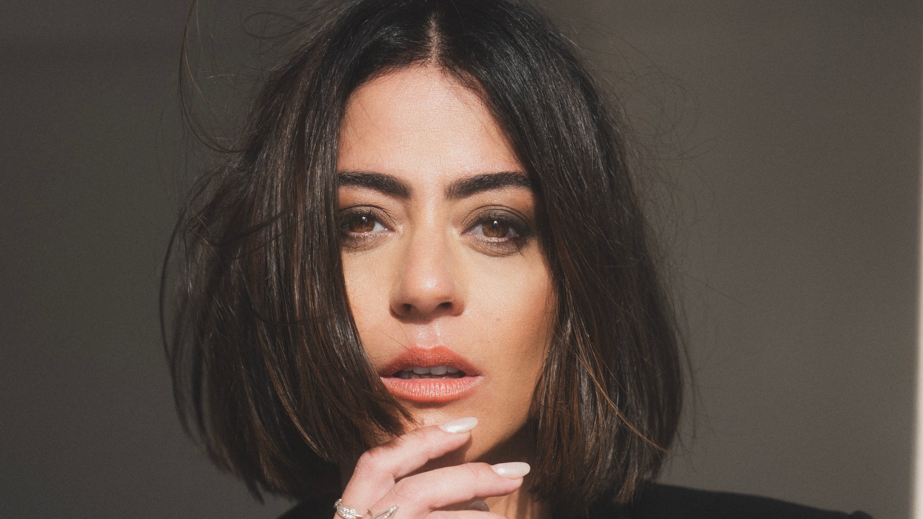 Carol Castro sobre a fibromialgia: ‘Se a gente pudesse ilustrar, seria um corpo cheio de hematomas e bandagens’
