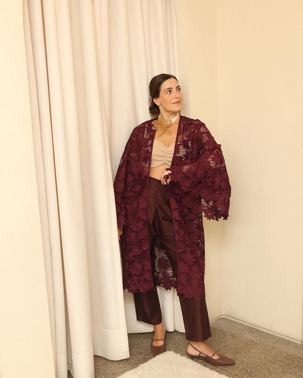Pamela Barja veste kimono vazado em look todo ton sur ton — Foto: Reprodução/Instagram @pambarja