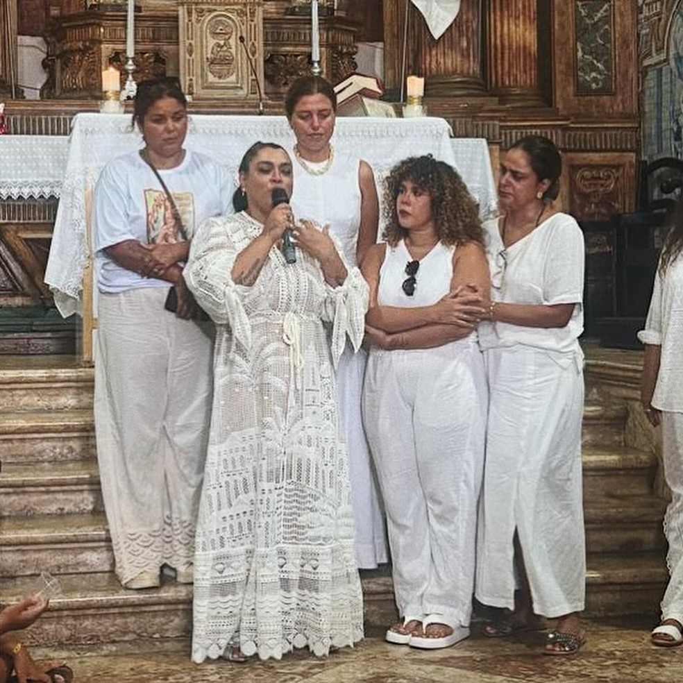Preta Gil celebra cura de câncer no intestino em missa ao lado da ...