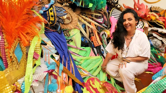Projeto no Rio transforma fantasias descartadas da Sapucaí em renda para mulheres: 'Dignidade para que invistam em si mesmas'