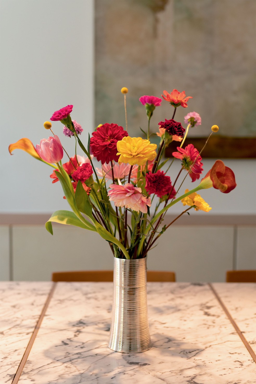 Arranjo de flores na mesa de jantar de Jader Almeida — Foto: Mayra Azzi