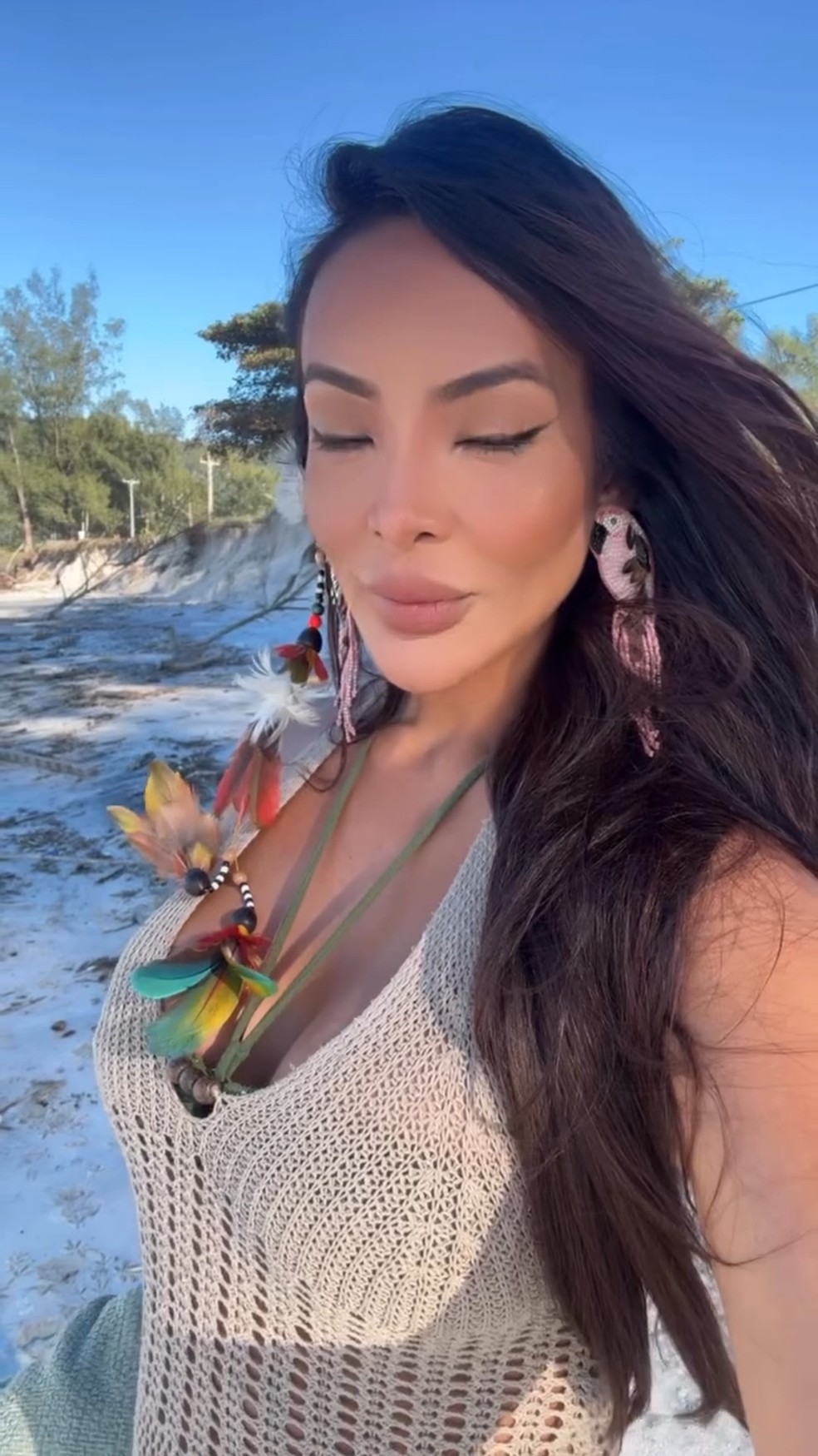 Carol Nakamura faz selfie — Foto: Reprodução/ Instagram @carol_nakamura