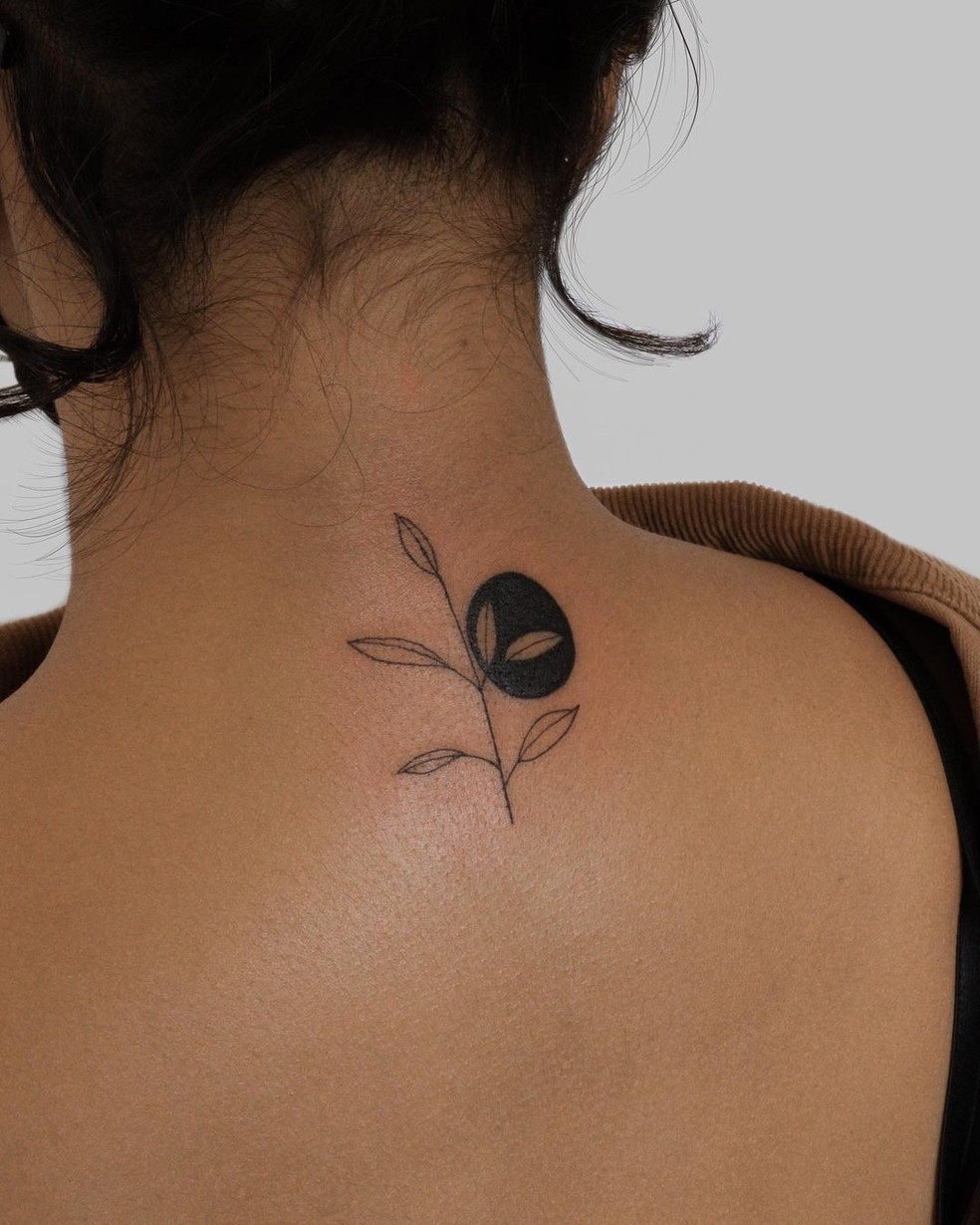 Tatuagem feminina na nuca: 21 ideias para eternizar na pele