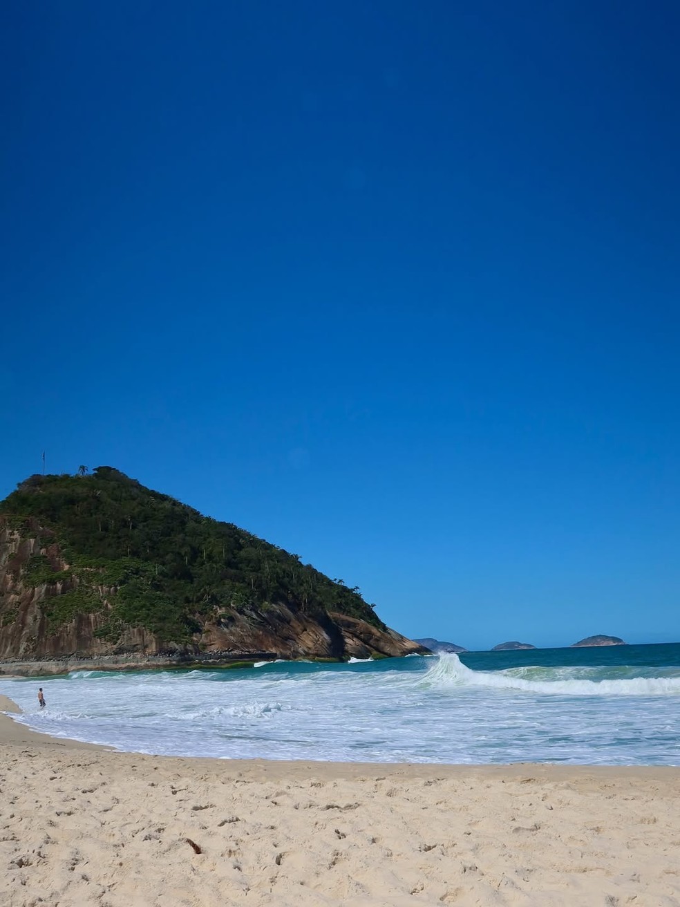 De biquíni, Agatha Sá abre álbum renovando bronzeado em praia no Rio de Janeiro e ganha elogio do namorado, Filipe Ret — Foto: Reprodução/Instagram