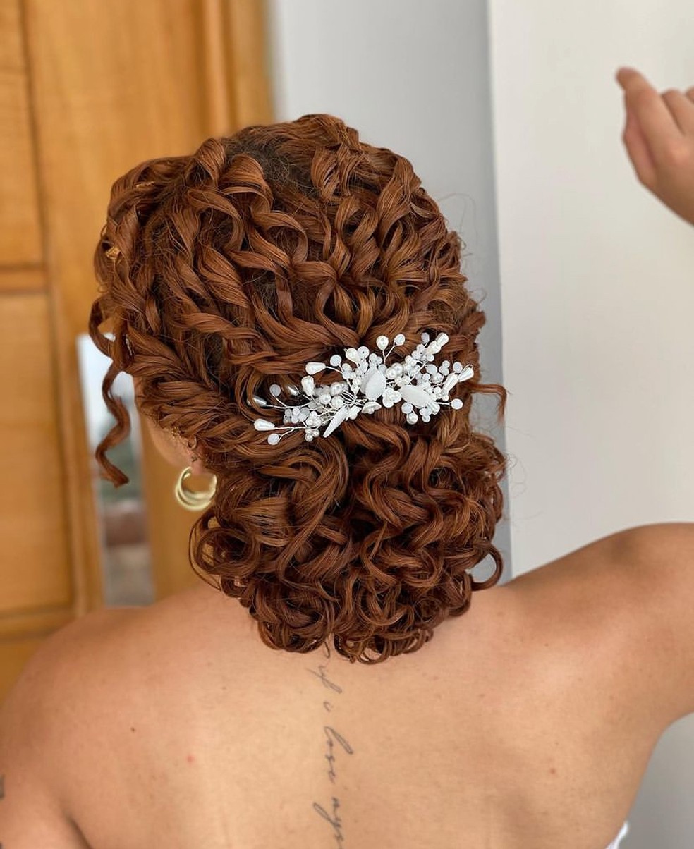 Penteado em cabelo cacheado para casamento — Foto: Instagram/@gipenteadoss