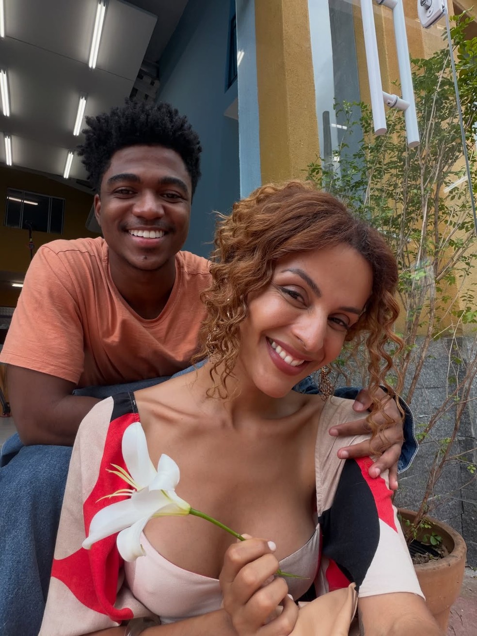 Sucesso em 'Três Graças', Gabriela Loran posa nua em cachoeira e recebe chuva de elogios — Foto: Reprodução/Instagram