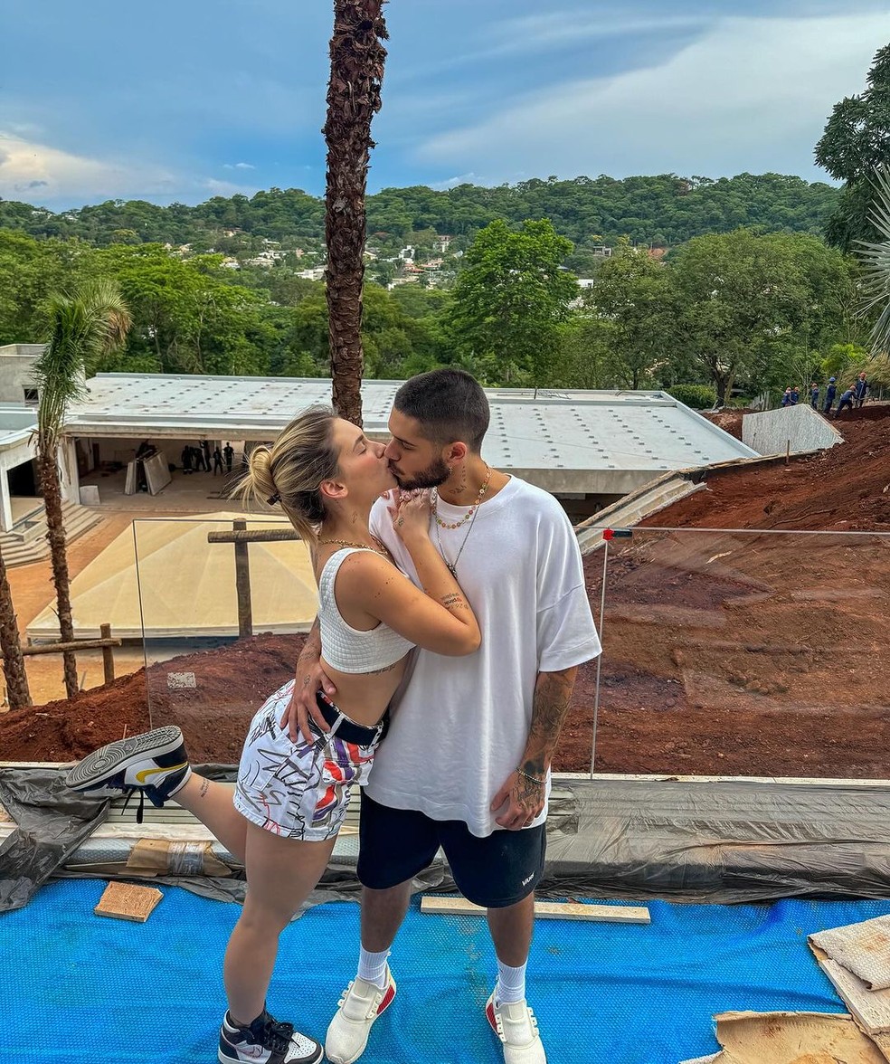 Virginia Fonseca posa com Zé Felipe em obra na mansão e tamanho da casa impressiona — Foto: Reprodução / Instagram