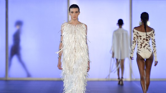 Lenny Niemeyer celebra 35 anos de marca com desfile retrospectiva no Museu do Amanhã