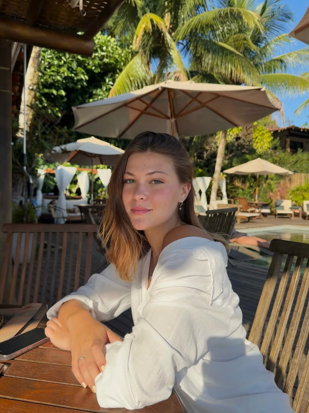 Nikki Meneghel veste saída de praia branca — Foto: Reprodução/ Instagram @nikkimeneghel