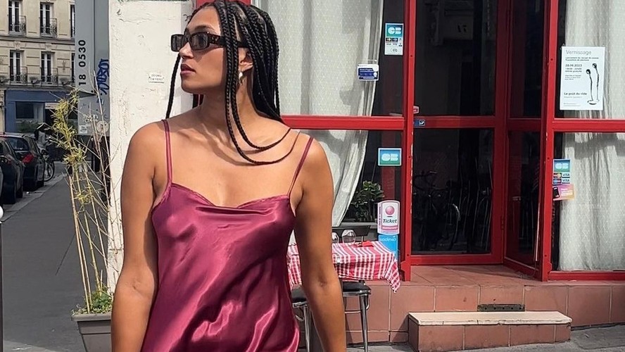 Slip dress, usado por famosas e fashionistas, desponta como tendência de moda para o Natal
