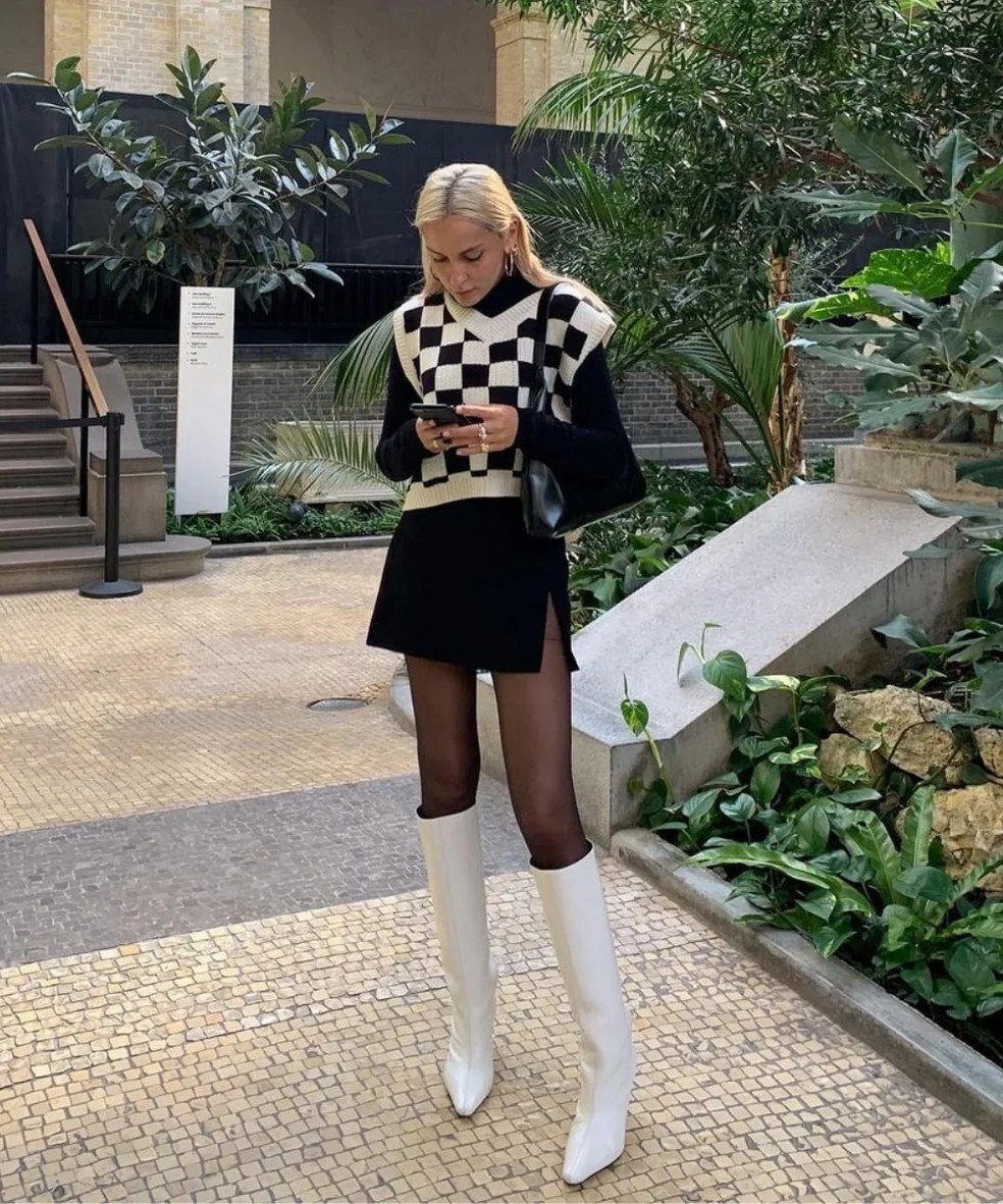 As botas brancas adicionam um toque de sofisticação e fazem o básico parecer luxuoso — Foto: Reprodução/Instagram Sofia Coelho