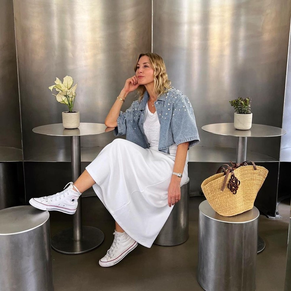 Um vestido midi floral ou uma saia plissada com o tênis de cano alto cria um visual fashionista e cheio de personalidade — Foto: Reprodução/Instagram @gauvinge