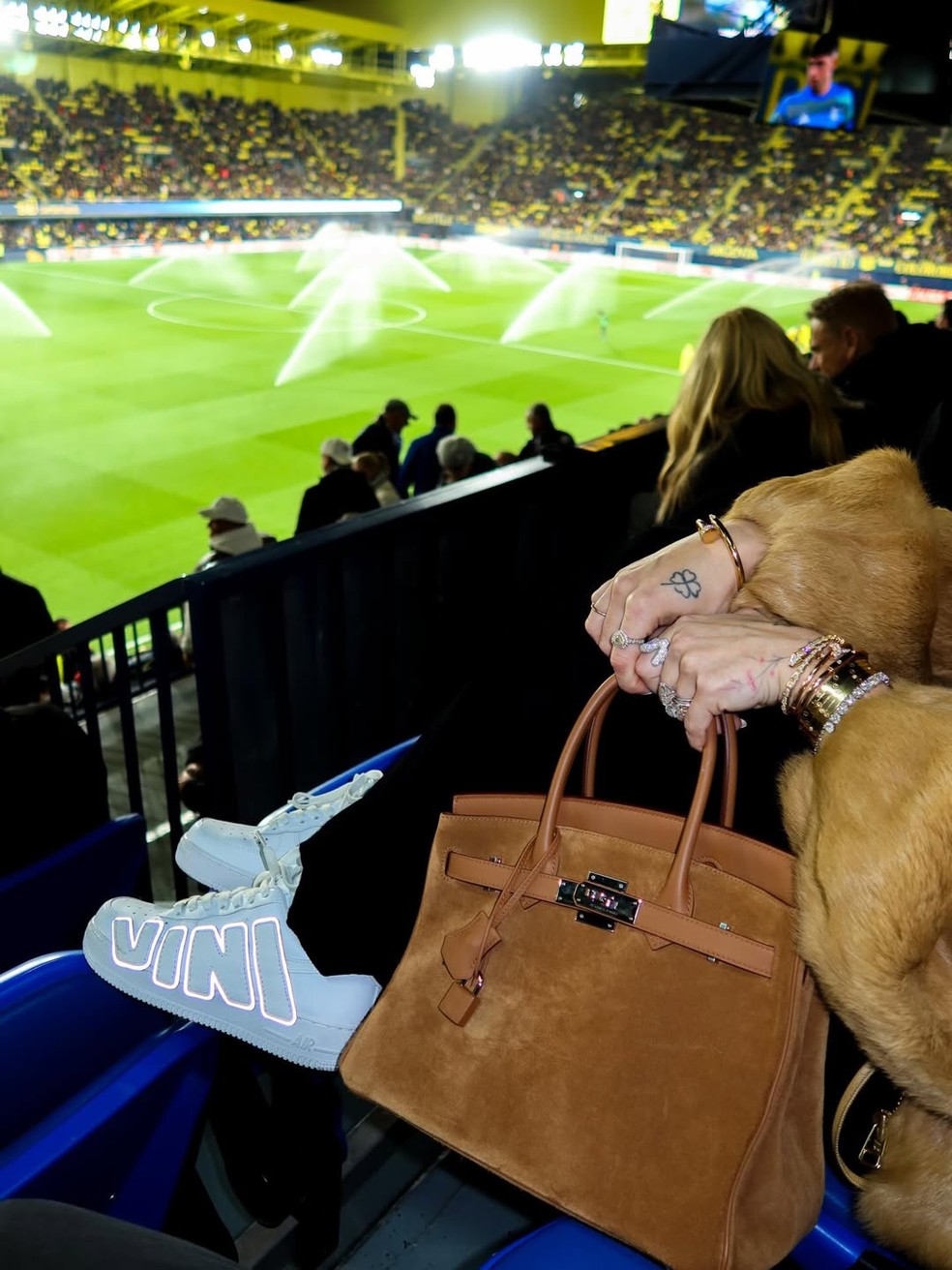 Virgínia usa camiseta com o rosto de Vini Jr. e tênis com o nome do jogador. — Foto: Reprodução/Instagram