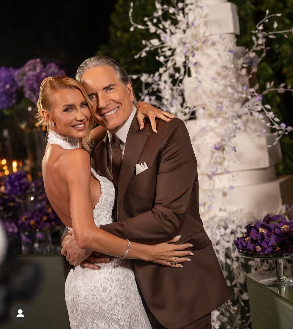 Ana Paula Siebert e Roberto Justus em cerimônia de renovação de votos após 10 anos de casamento — Foto: Reprodução/Instagram